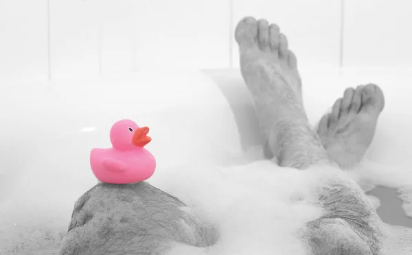 明るい白い浴槽に男性の足 つま先に選択的な焦点 — ストック写真