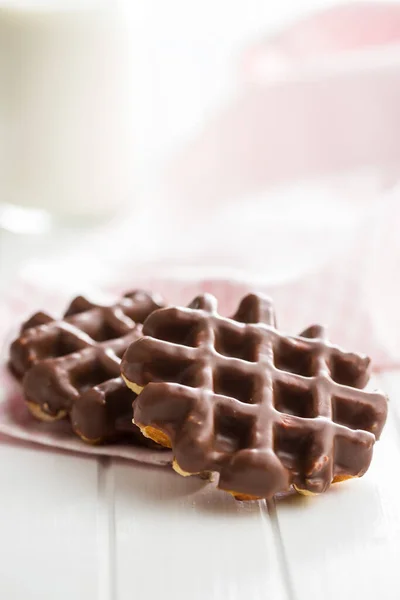 Waffles Com Cobertura Chocolate Mesa Branca — Fotografia de Stock