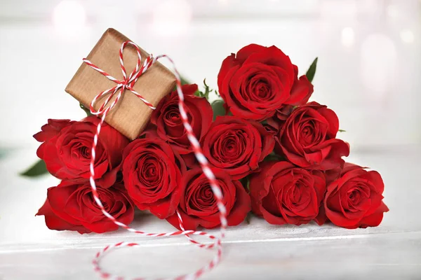 Rosas Vermelhas Com Presente Decorado Fundo Vintage Brilhante Para Dia — Fotografia de Stock