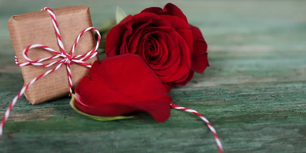 Czerwona Róża Prezentem Niespodzianka Urządzone Rustykalnym Zielonym Drewnianym Stole Walentynki — Zdjęcie stockowe
