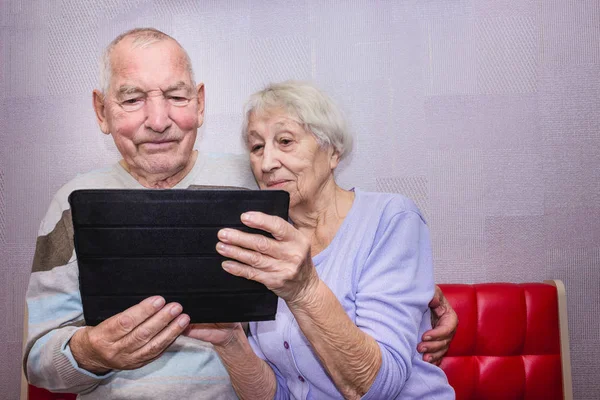 Senioren Verrast Paar Met Tablet Ontspannen Thuis — Stockfoto