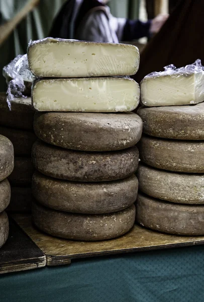 市場でのチーズ 乳製品 高脂肪食 — ストック写真