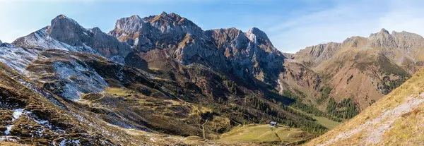 Montañas Paisaje Con Cielo Azul Nubes Fondo Natural Verano Alpes — Foto de Stock