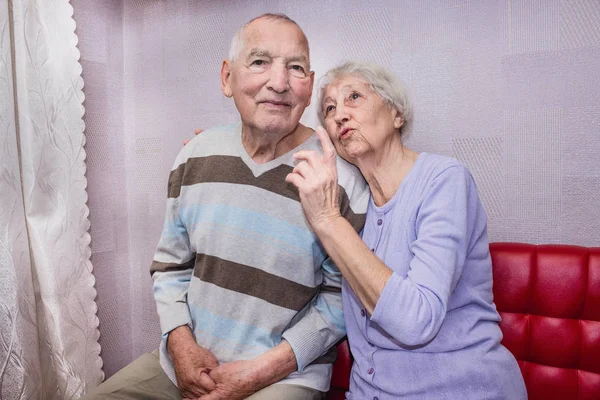 ハッピー シニア老人と女性を受け入れ ロマンチックな家族カップル愛結婚で高齢者ケアの献身 — ストック写真