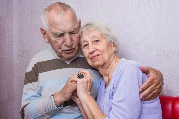 Ευτυχής Ανώτερος Άνθρωπος Παλιά Και Γυναίκα Αγκαλιάζει Βλέπουν Φωτογραφική Μηχανή — Φωτογραφία Αρχείου