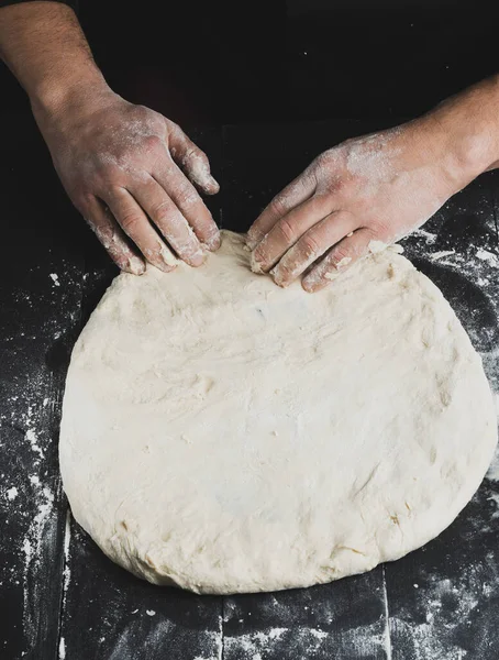 Męskie Ręce Ugniatają Okrągłego Kawałka Ciasta Dokonywanie Pizza Widok Góry — Zdjęcie stockowe