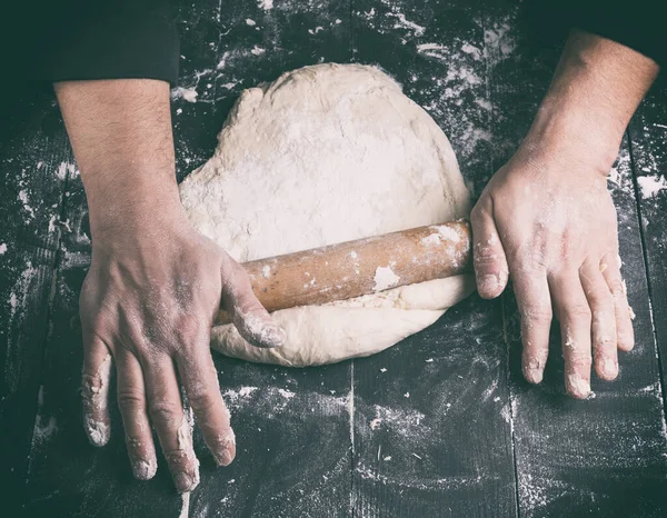 Kuchař Černá Tunika Rolích Těsto Kulatý Pizza Pohled Shora — Stock fotografie