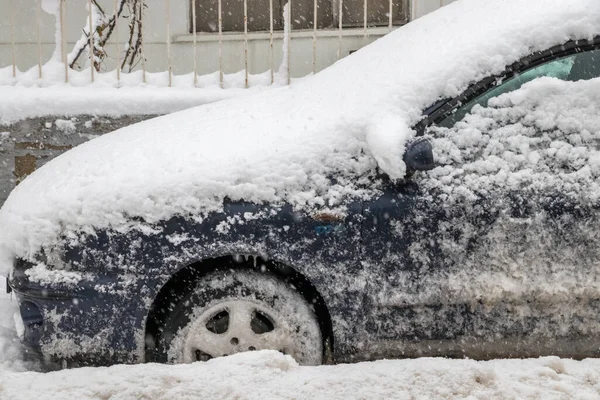 Zamarznięty Samochód Pokryty Śniegiem — Zdjęcie stockowe