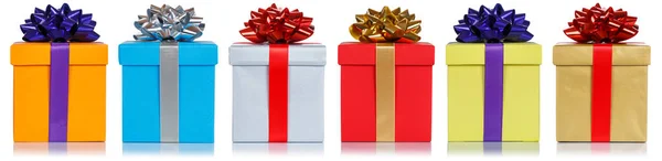 Karácsonyi Ajándékok Ajándékok Egy Sorban Elszigetelt Fehér Alapon — Stock Fotó