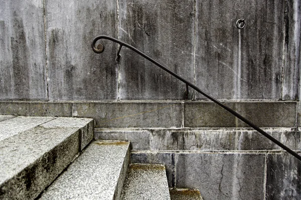 手すりのある古い汚い階段 旧市街の詳細 — ストック写真