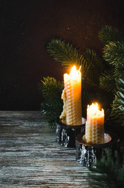 Brennende Wachskerzen Und Tannenzweige Auf Einem Alten Holztisch Dunkler Weihnachtlicher — Stockfoto