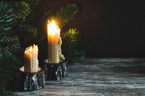 Brennende Wachskerzen Und Tannenzweige Auf Einem Alten Holztisch Dunkler Weihnachtlicher — Stockfoto