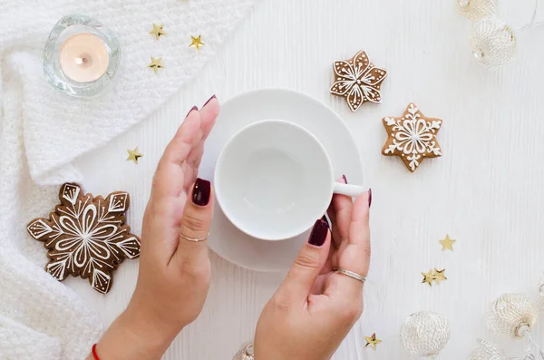 Mani Della Donna Tengono Tazza Bianca Vuota Fondo Natalizio Con — Foto Stock