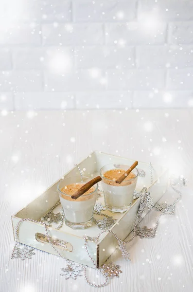 Natale Tradizionale Casalingo Eggnog Biscotti Pan Zenzero Sfondo Bianco Cocktail — Foto Stock