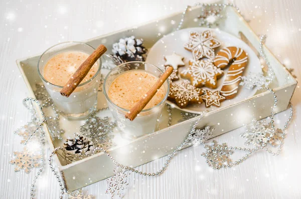 Karácsonyi Hagyományos Házi Eggnog Mézeskalács Cookie Kat Fehér Háttér Előtt — Stock Fotó