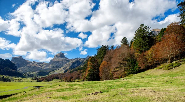 Una Vista Las Montañas Del Pirineo Otoño Cerca Pic Ossau — Foto de Stock