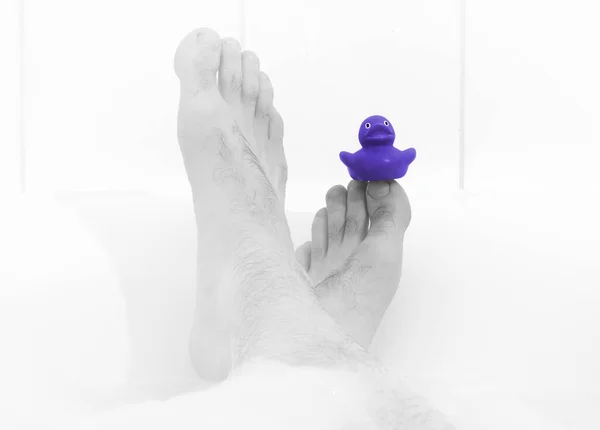 Les Pieds Des Hommes Dans Une Baignoire Blanche Lumineuse Accent — Photo