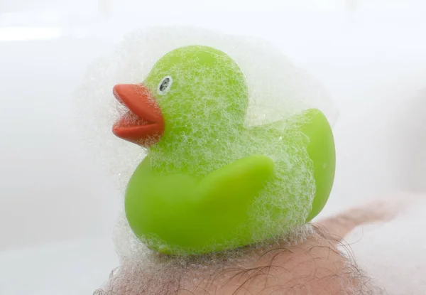 Männerfüße Einer Strahlend Weißen Badewanne Selektiver Fokus Auf Die Zehen — Stockfoto