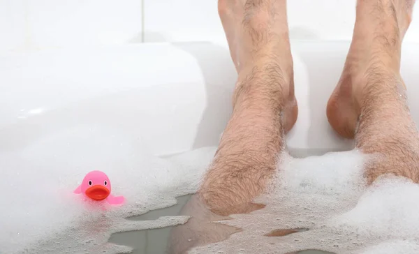 Männerfüße Einer Strahlend Weißen Badewanne Selektiver Fokus Auf Die Zehen — Stockfoto