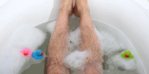 Männerfüße Einer Strahlend Weißen Badewanne Selektiver Fokus Auf Die Zehen — Stockfoto