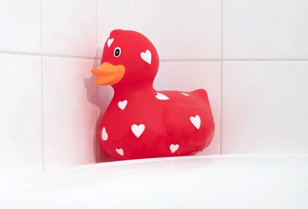 Pato Goma Rojo Grande Una Bañera Enfoque Selectivo — Foto de Stock