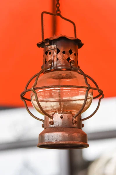 Lanterna Velha Pendurar Telhado Com Fundo Laranja Lâmpada Vintage Lanterna — Fotografia de Stock