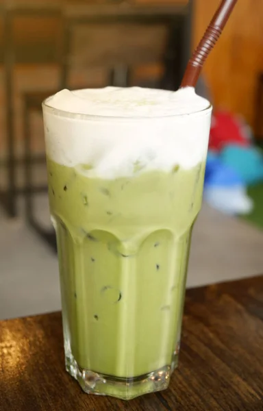 ミルクフロント緑茶 アイスグリーンティーとアイス 抹茶ラテのフレープとコーヒーショップのテーブルの上のわら — ストック写真