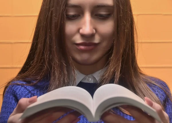 Een Jong Mooi Studentmeisje Ontvouwt Een Boek Kijkt Ernaar Staande — Stockfoto