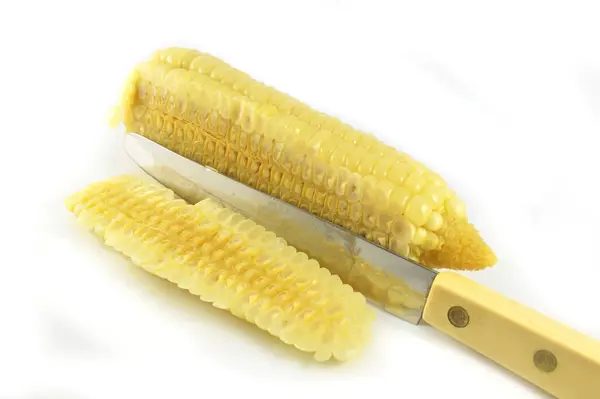 熟玉米分离 煮熟玉米片 在白色背景上分离 亚洲白玉米片 用菜刀切碎 — 图库照片