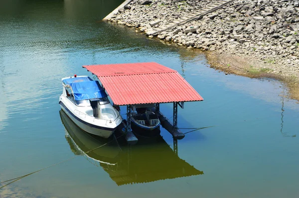 Houseboat Tratwie Pływające Nad Zbiornik Prędkość Łodzi Czerwonym Dachem Elektrownię — Zdjęcie stockowe