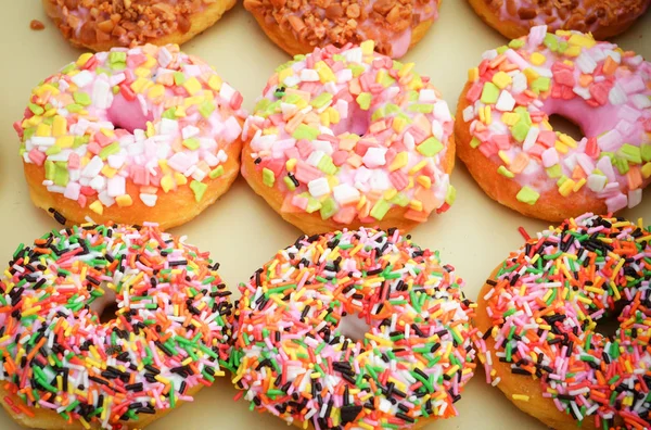 Donuts Fundo Conjunto Vários Donuts Coloridos Vista Superior Bandeja Delicioso — Fotografia de Stock