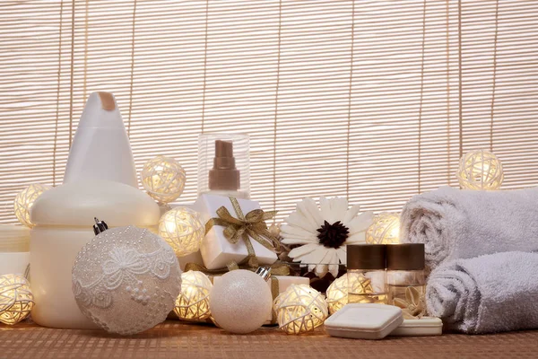 Wellness Stillleben Mit Kosmetikcremes Handtuch Geschenkschachteln Und Weihnachtsschmuck Auf Bambusmatte — Stockfoto