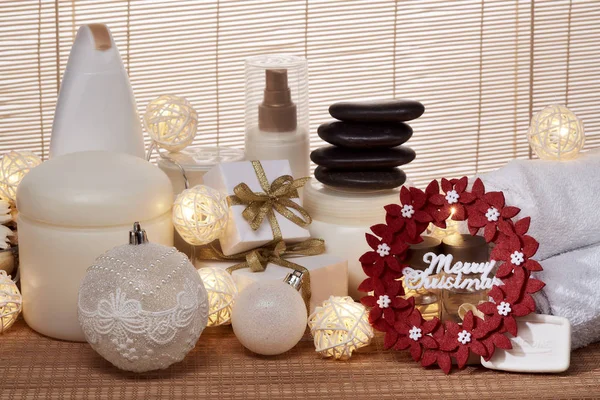 温泉依旧生机勃勃 用化妆品 礼品盒和圣诞装饰品站在竹席上 圣诞节健康的生活方式 身体护理 温泉治疗和放松的概念 — 图库照片