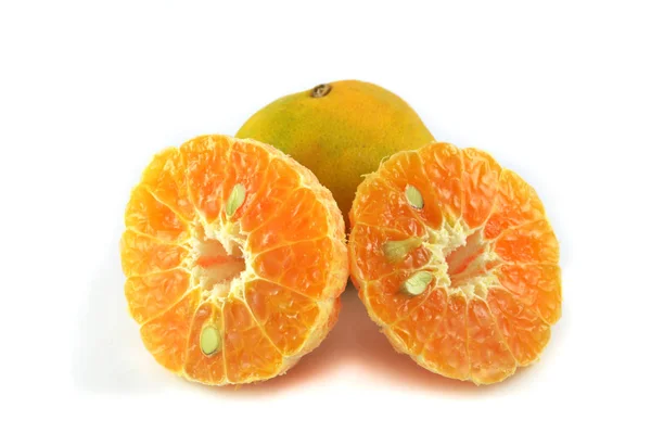 Buah Setengah Oranye Diisolasi Segar Oranye Peeled Irisan Setengah Terisolasi — Stok Foto