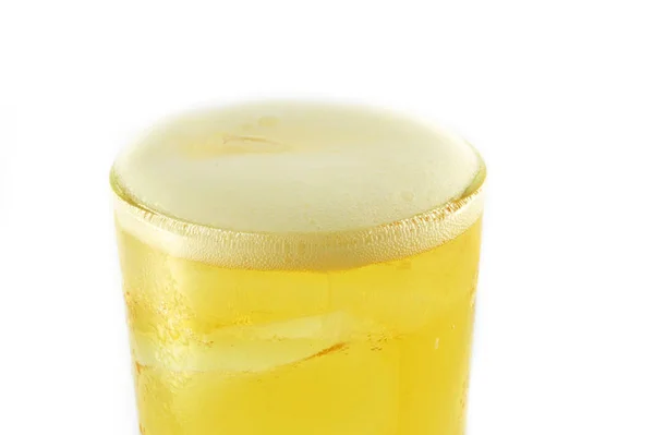 Copo Cerveja Sobre Fundo Branco Derramando Cerveja Vidro Com Espuma — Fotografia de Stock
