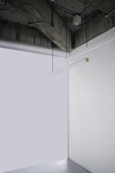 建物内の電気ケーブルの天井金属パイプ ストックフォト — ストック写真