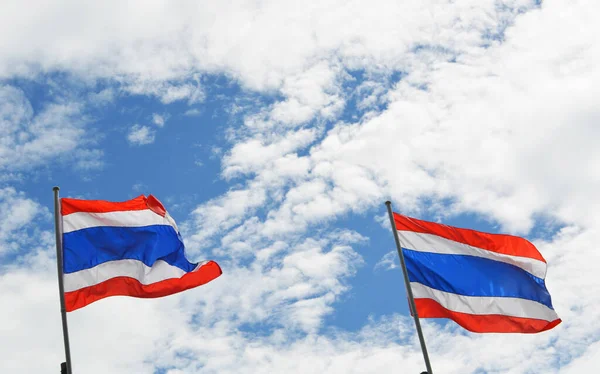 Bandera Tailandia Cielo Pareja Dos Tailandia Bandera Poste Con Nubes — Foto de Stock