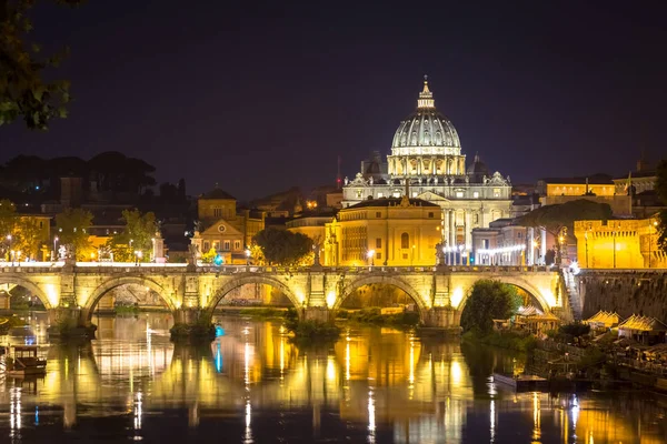 Βατικανό Ρώμη Θόλος Του Αγίου Πέτρου Νύχτα Και Αντανάκλαση Γέφυρας — Φωτογραφία Αρχείου