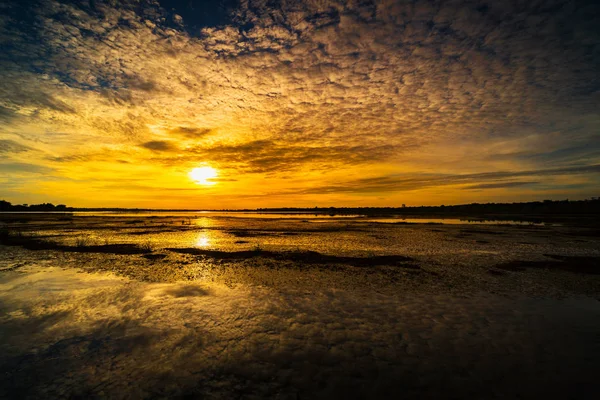 Solnedgång Med Speglar Sjö Idylliskt Landskap Med Dramatisk Himmel — Stockfoto