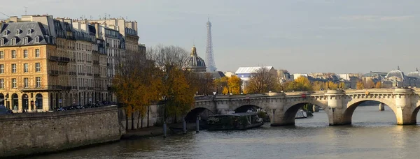 秋のパリ フランス 2017 太陽の光になって黄色の木上陸は セーヌ川や堤防の建築物群にして美しい家 — ストック写真