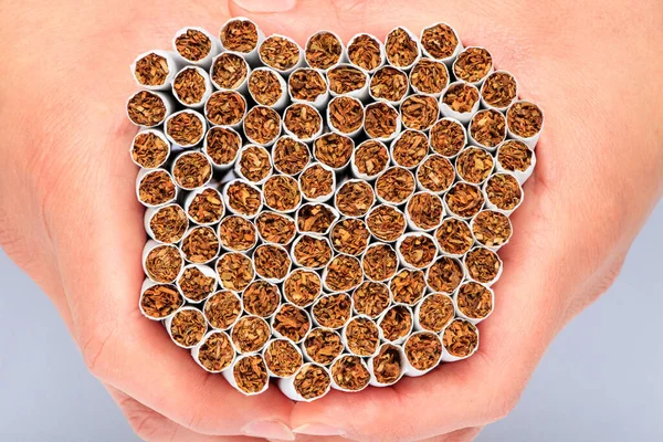 Egy Cigarettát Tart Kezében — Stock Fotó