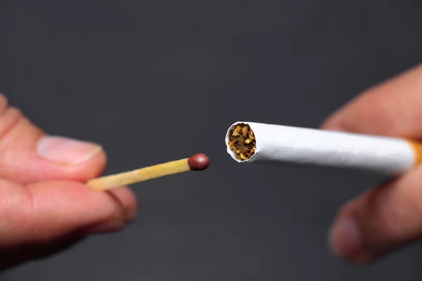Kéz Éget Egy Cigarettát Egy Gyufával — Stock Fotó