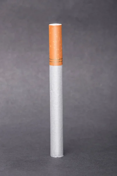 Cigarett Framför Vit Bakgrund — Stockfoto