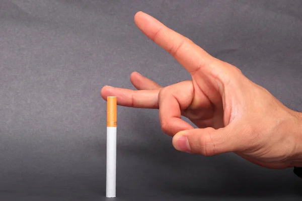Mann Hält Zigarette Zwischen Den Fingern — Stockfoto