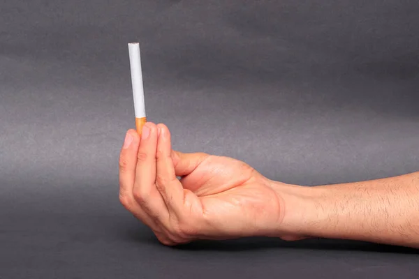 Homem Segurando Cigarro Entre Dedos — Fotografia de Stock