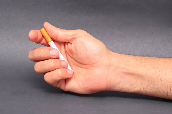Homem Segurando Cigarro Entre Dedos — Fotografia de Stock