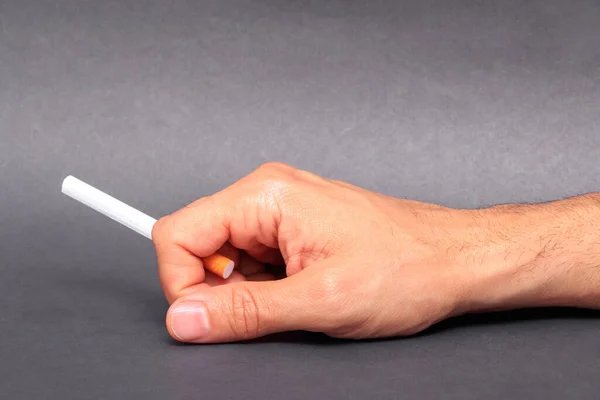Hombre Sosteniendo Cigarrillo Entre Los Dedos —  Fotos de Stock
