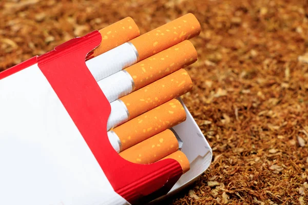 Cigarrillos Que Sobresalen Del Paquete —  Fotos de Stock