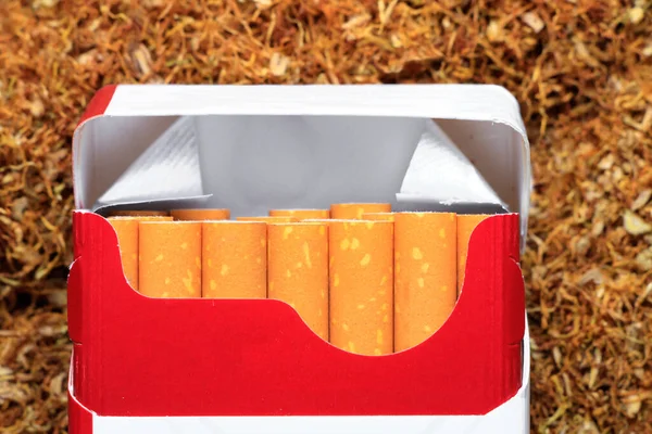 Zigaretten Ragen Aus Der Packung — Stockfoto