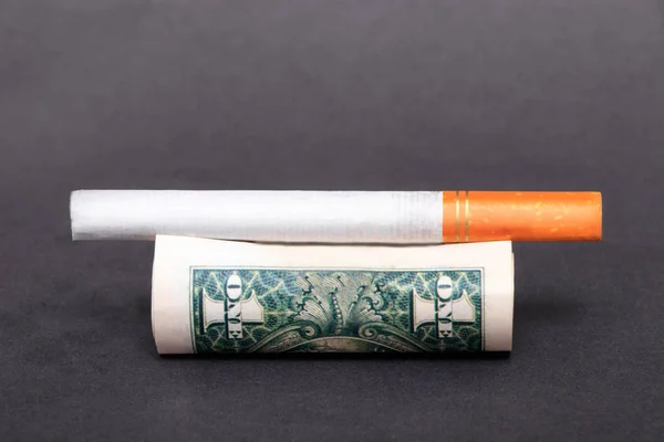 一美元钞票中的一根香烟 — 图库照片